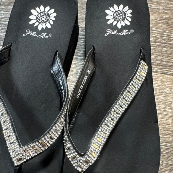 Yellow box Black Flip Flops woman’s 9 (s54) - Picture 2 of 6